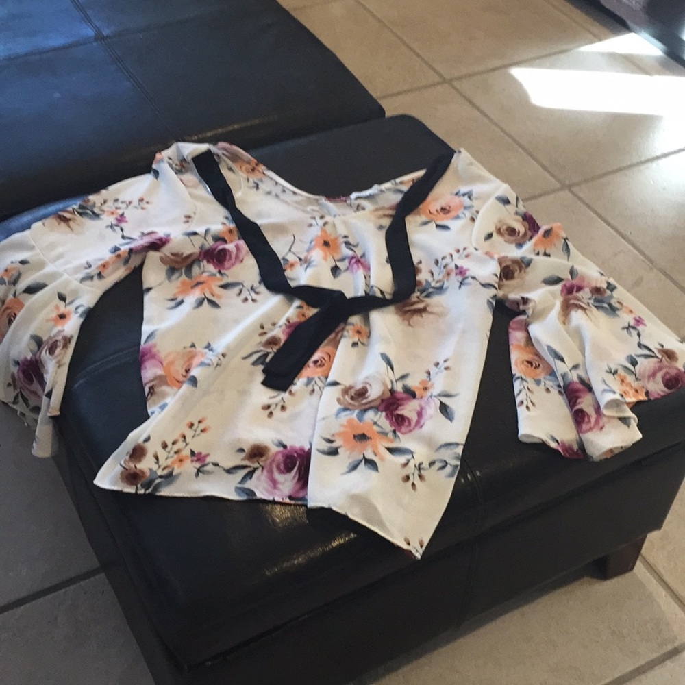 Green Envelope Floral Top size Large. Never worn!!